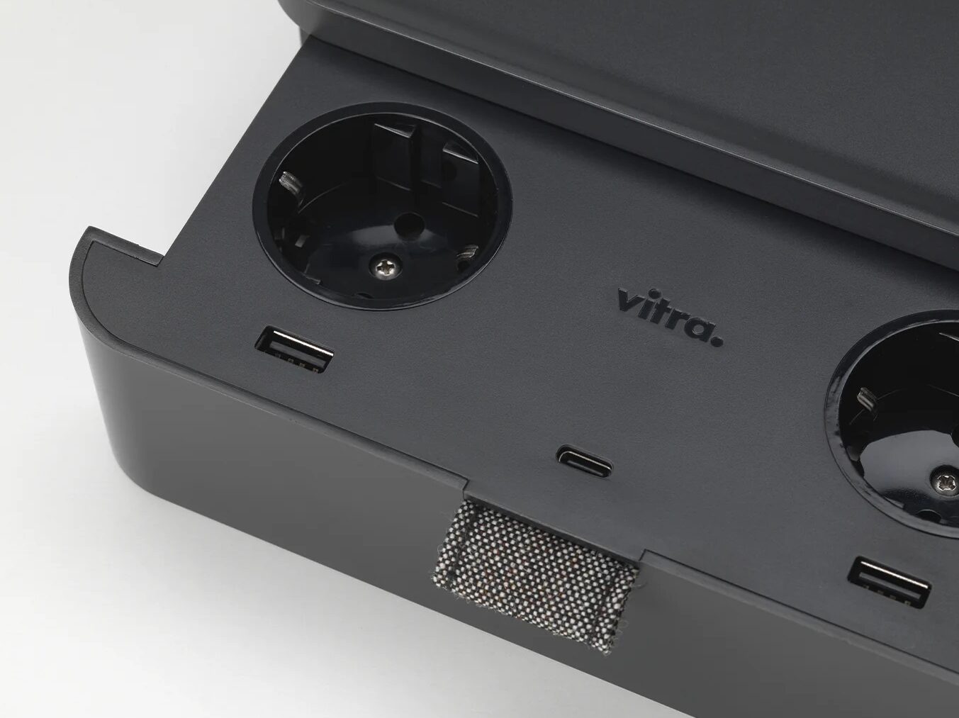 twentytwentyone-vitra-ampi-black-7_1920x